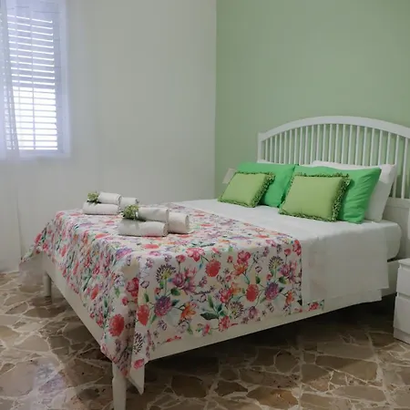 Casa Costanzo Holiday home *